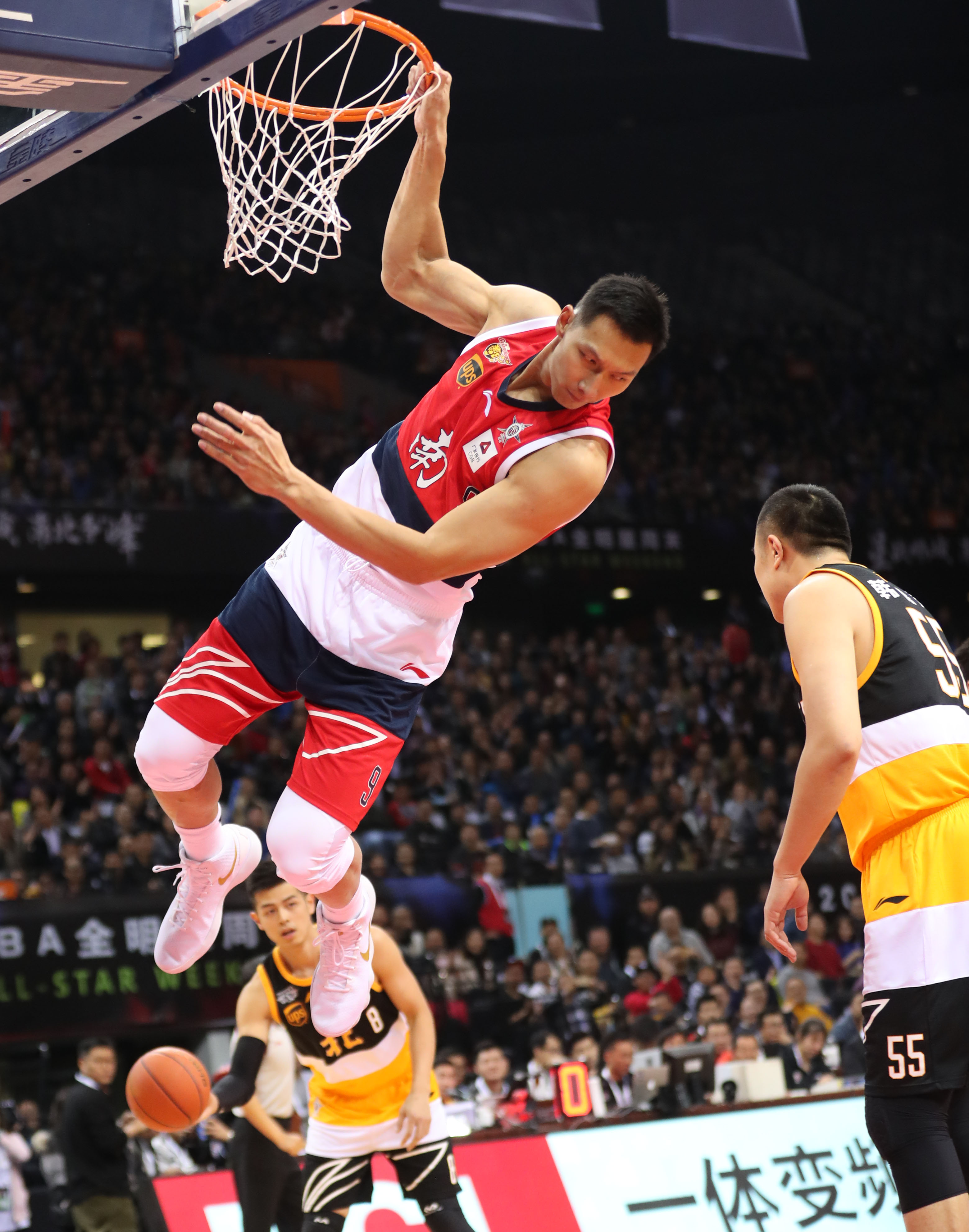 篮球巨星们在赛场上精彩表演的简单介绍