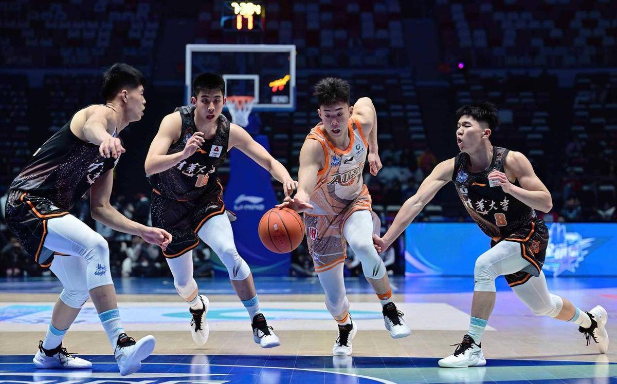 篮球巨星们在赛场上精彩表演的简单介绍